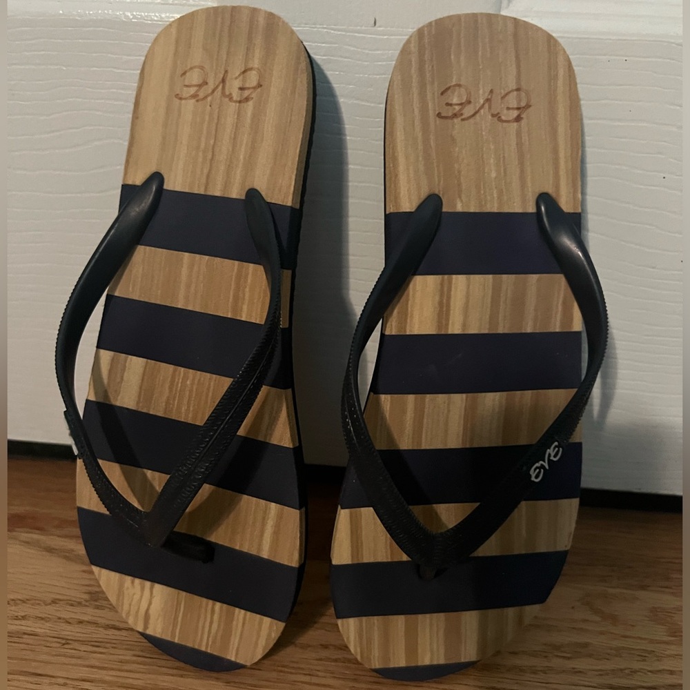 Eve brand flip flops.  Cool navy and tan wood color
